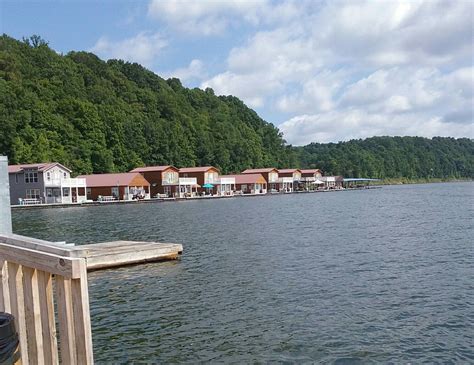 The large vaulted porch, with its old fashioned porch swing and rocking chair, is a wonderful place to enjoy the view. The floating cabins at green river lake | Green river ...