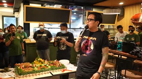 Burger artis paling niat !? Potret-potret Selametan Lawless Dogbar, Gofar Hilman dan ...