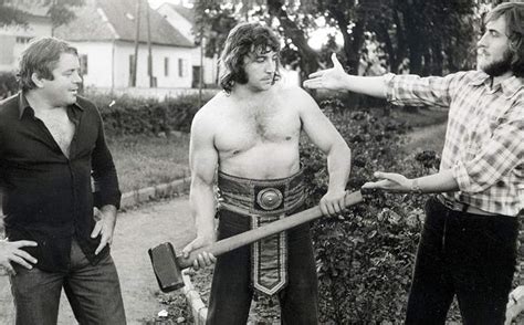 Července 1991, vypadala zprvu jako další z mnoha jeho žertů. Fotogalerie: Kocourka (uprostřed) popularizoval herec a vypravěč jeho recesistických historek ...
