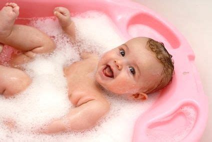 Bei einem neugeborenen reichen für die sauberkeit ein bis zwei bäder pro woche völlig aus Baby baden - aber sicher! | Vaterfreuden.de - die Seite ...