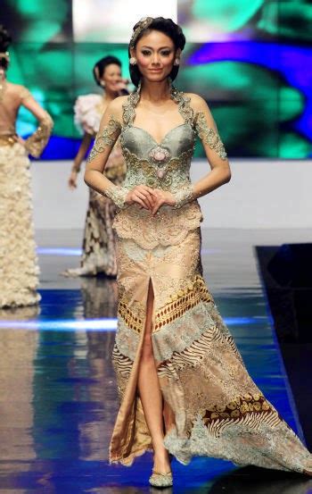 Kebaya hasil karyanya telah dikenal di skala internasional dan sering dipakai oleh para selebriti indonesia hingga sejumlah ratu. Model Baju Muslim Kebaya Terbaru: Model Kebaya Modern Anne ...