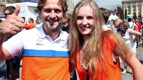 Het nederlands elftal speelt dinsdag tegen het nationale voetbalelftal van finland in de strijd om kwalificatie voor het ek in 2012. Zo wordt een Oekraïense een Bavaria Babe (Nederland ...