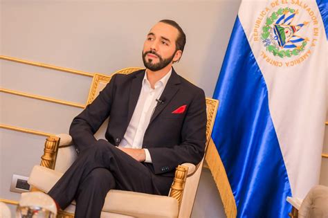 Nayib bukele señala al cielo mientras se dirige a sus partidarios que protestan fuera del congreso para presionar por la aprobación de fondos, el 9 de febrero de 2020 (reuters/jose cabezas/foto. Nayib Bukele ofrece "renunciar al fuero" si diputados también lo hacen: "No tengo qué temer", dice