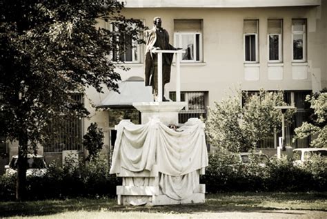 Debrecen központjában a kossuth téren, a nagytemplom szomszédságában áll kossuth lajos szobra, amely margó ede és pongrácz szigfrid. A Kossuth tér szobrai - Kis magyar emlékműszobrászat I ...