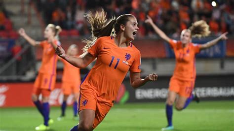 In lieke deelt profvoetbalster lieke martens voor het eerst haar hele verhaal: 'Het EK heeft alle verwachtingen overtroffen' | NOS