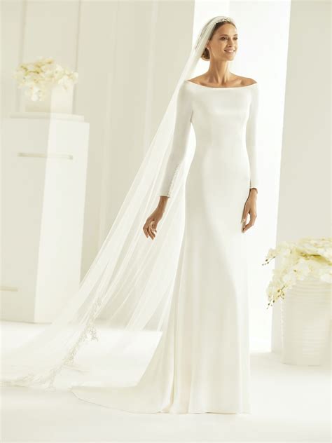 Puristisches satin brautkleid mit figurschmeichelnden. Hochzeitskleid mit U-Boot-Ausschnitt von Bianco Evento ...