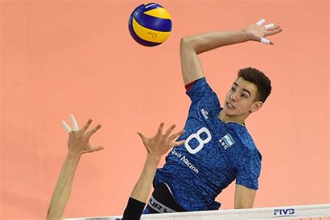 La última semana de competencia comenzó con una caída para la selección argentina de voley en tres sets, frente a los polacos, campeones del mundo 2014 y 2018. argentinos por el mundo primera docena agustín loser ...