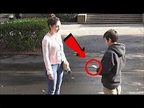 Déjà qu'en temps normal la promiscuité en ascenseur m'avait toujours dérangée, là, avec la perspective de cet entretien raté, c'était un cauchemar. ELLE ACCEPTE DE COUCHER AVEC UN GAMIN DE 12 ANS POUR DE L ...