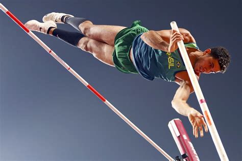 Atualmente existem varas de fibra de vidro que revolucionaram a técnica do salto com vara. Thiago Braz conquista a quinta colocação no salto com vara ...