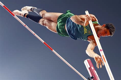 Salto com vara é uma das modalidades do atletismo. Thiago Braz conquista a quinta colocação no salto com vara ...