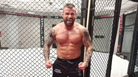 Czech kickboxer, bodybuilder and mixed martial arts fighter. Vémola si koronu vymyslel, rýpe súper. Nie si zápasník, ale prasa, vrátilo sa mu - MMA - Šport ...