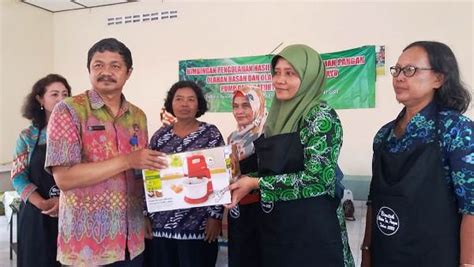 Panen dua jenis singkong unggulan yang melimpah dan dirayakan dengan makan bersama itu sebabanya, dalam acara makan bersama ini menyajikan berbagai macam olahan makanan tradisional berbahan ubi kayu. Pemerintah Desa Caturtunggal Adakan Pelatihan Olahan Basah ...