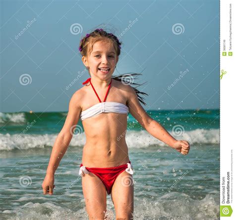 Each unique visitor makes about 3.1 page views on average. Menina na praia imagem de stock. Imagem de fêmea, retrato ...