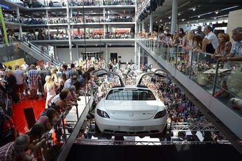 Further information on official fuel consumption figures and the official specific co₂ emissions of new passenger cars can be found in the eu guide 'information on the fuel consumption, co₂ emissions and energy consumption of new cars', which is available free of charge at. 10 Jahre Mercedes-Benz Center München - über 20.000 ...