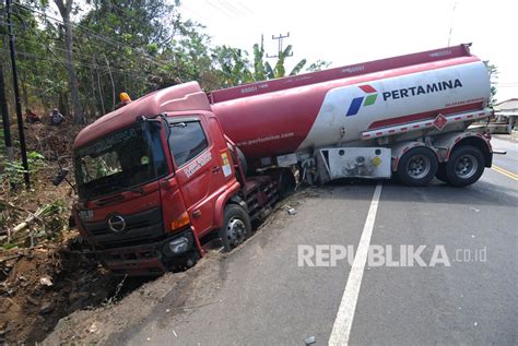 Sejumlah sopir truk atau awak mobil tangki (amt) pertamina melakukan aksi kubur diri di depan istana negara, jakarta, 10 januari 2019. Truk LPG Milik Pertamina Terguling di Tol JORR | Republika Online