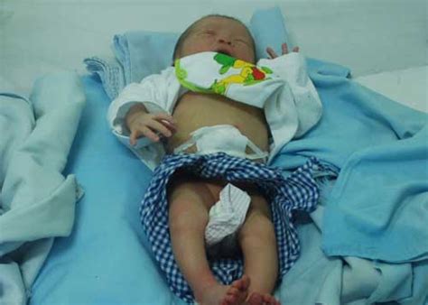 Anh hùng không phải ở đâu xa mà nằm trong chính con người bạn. Cứu bé gái bị bỏ rơi ở miếu hoang - Báo Người lao động