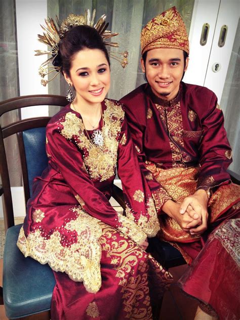 783,938 likes · 33,952 talking about this. Gambar pernikahan Emma Maembong dan Fazreen Rafi