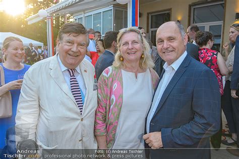 Karin kneissl is also a graduate of the ecole nationale d'administration (ena) in paris. Independence Day Party - Residenz der US-Botschaft, Wien ...