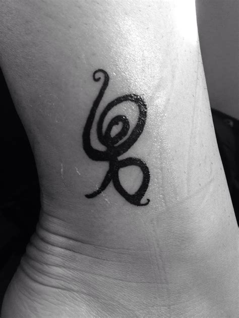 Hakuna matata symbol tattoos that you can filter by style, body part and size, and order by date or score. Hakuna Matata symbol | Tatuajes