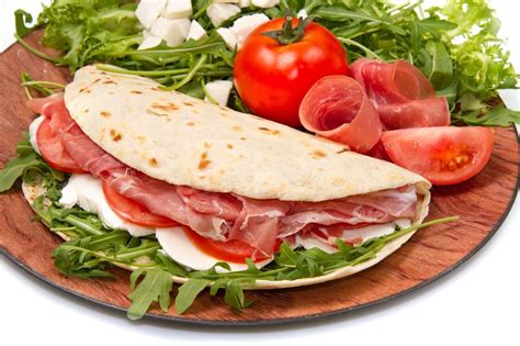 L'impasto piadina deve risultare morbido ma non appiccicoso impastate pochi secondi senza farina in modo da ottenere una palla liscia. Sai fare l'impasto: La Ricetta delle piadine romagnole ...