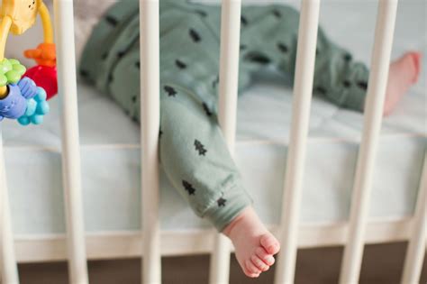 Ansonsten gibt es kein alter, ab dem menschen nicht mehr aus dem bett fallen. Mutter hebt Baby aus dem Bett und macht eine erschreckende ...