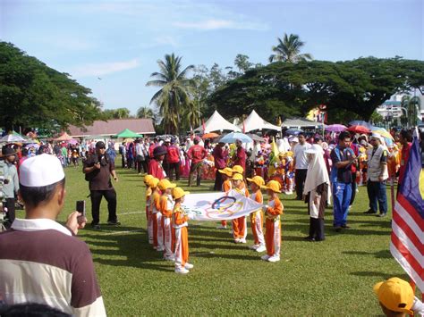 Berbeda dengan acara informal, yang bisa ditambahkan jokes dlsb. razuha: Sukaneka PASTI Kawasan Tawau 2011