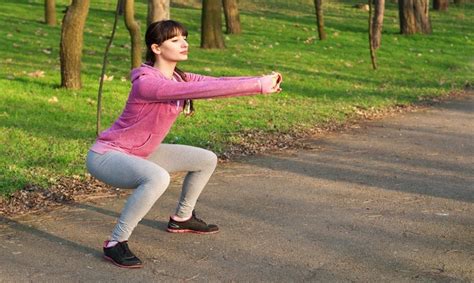 Si può eseguire a corpo libero (viene detto anche air squat) o aggiungere del peso usando per. Dimagrire cosce e glutei: 3 esercizi per rassodare e ...