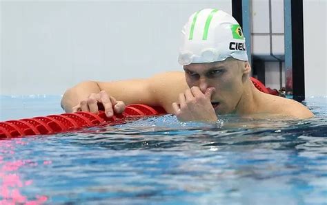 Es un nadador brasileño especialista en pruebas de velocidad que se proclamó campeón olímpico de los 50 metros libres en los juegos de pekín 2008. Nadador Cesar Cielo ganha prova disputada no México ...