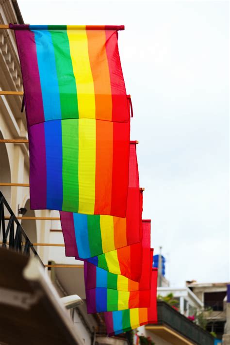 Weg mit den regenbogenflaggen an den kirchen! Regenbogenflaggen an Häusern | Download der kostenlosen Fotos