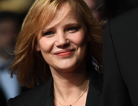 Sweat pants, puffer jacket, sensible shoes. Joanna Kulig w "Guardianie". Wspomina reakcję męża po ...