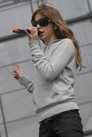 Belgian singer, actress and tv host who became known as a finalist on the belgium junior eurovision song contest in 2007. Bab Buelens opent met succes tweede editie vtm live ...