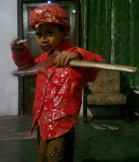 Kumpulan gambar anak kecil muslim kartun kantor meme via kantormeme.blogspot.com. Foto anak kecil bergaya lucu dengan pakaian adat