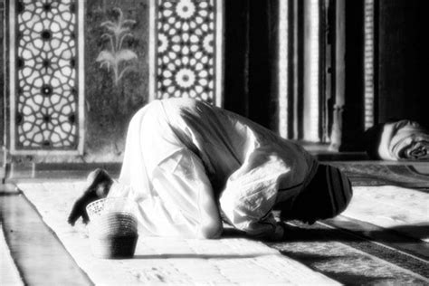 Walaupun begitu waktu paling afdal melakukan solat sunat dhuha adalah anggaran matahari naik, tinggi segalah (7 hasta atau 3 meter), lebih kurang dalam pukul 9.30 pagi. Waktu Sholat Dhuha yang Dianjurkan Nabi Muhammad SAW ...