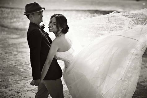 Night wedding photos look incredible with string lights in background, sparklers or moonlight ❤️ see more: Prewedding