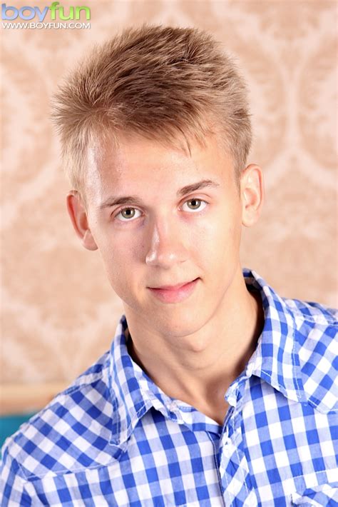 Anh em sẽ lựa máy nào? Gorgeous blond Chris Hollander blows load onto his abs.