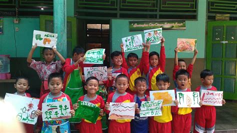 Celupkan jari tangan pada adonan salah satu warna lalu coba goreskan. Melukis dengan Jari Tangan (Finger Painting) Kelas 1 C ...