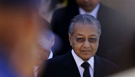 Born 10 july 1925) is a malaysian politician, statesman. Mahathir Mohamad Dilempari Sandal, Sepatu dan Botol Saat ...