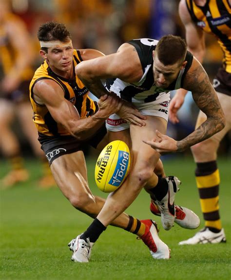 Collingwood are the well supported favourites heading into the match at 1.65, while hawthorn are 2.25 outsiders. Jeremy Howe Photos Photos - AFL Rd 1 - Hawthorn vs ...