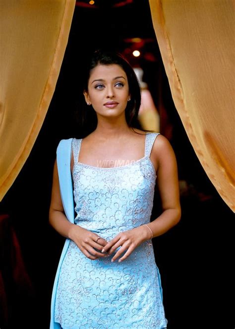 The ones that brought her into the limelight were the garden sari and the pepsi ad. Pin on Aishwarya rai