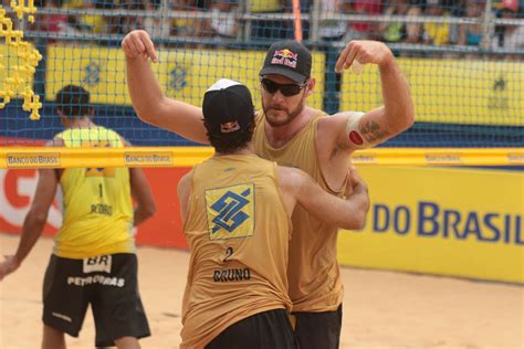 Bruno rezende of brazil lays up the ball during the men's volleyball. Capixaba Alison e Bruno Schmidt vencem duelo 'olímpico' e ...