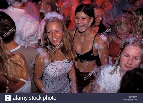 Bestellbar im serviceportal der baz →. Foam Party at the discotheque « Palace ». Siofok, Lake ...