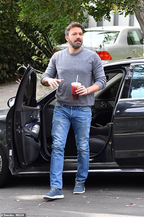 Ben affleck's dunkin order ретвитнул(а). Ben Affleck looks refreshed at ex-wife Jennifer Garner's ...