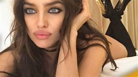 Hallo und herzlich willkommen hier. Irina Shayk postet Nackt-Selfie: Im Bett trägt sie nur Stiefel