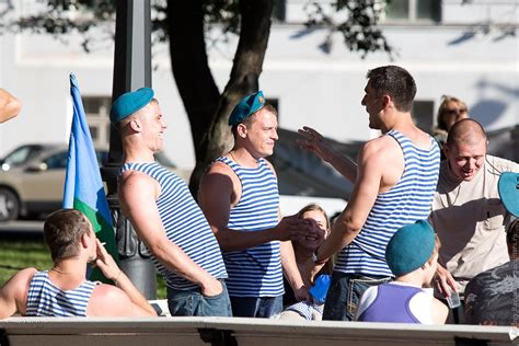 Почему так повелось, что день вдв у многих непременно ассоциируется с купанием десантников в фонтанах? День ВДВ в Санкт-Петербурге