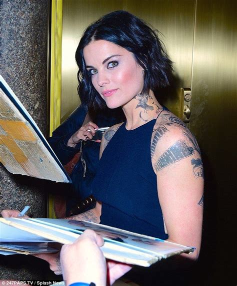 Jamie is a famous american actress. Jaimie Alexander shows off her fake Blindspot tattoos in ...