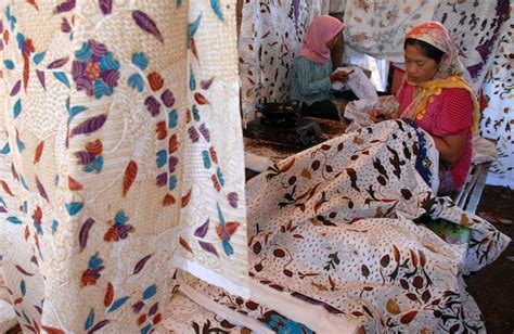 Ada batik jumputan 3 warna, 3 warna, motif bunga, dan berbagai motif lain yang bisa dibuat dengan teknik ini. Material Yang Dibutuhkan Untuk Membuat Usaha Butik Batik ...