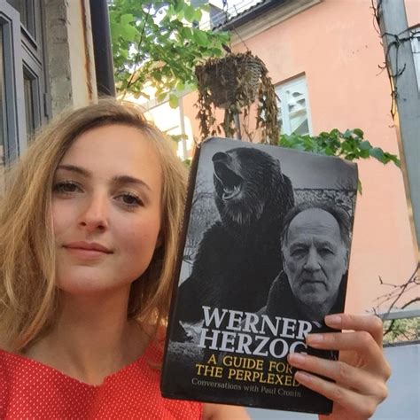 Serien følger tre venninner fra folkehøyskolen som har fått voksenlivet kastet over seg. Det Norske Teatret on Twitter: "Vår siste anbefaling på #litteraturtoget kjem frå skodespelar ...