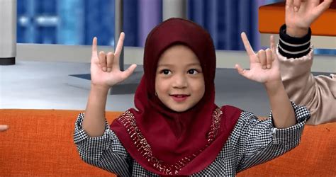 Be good at, know a. "Pandai Buat Lawak" - Gelagat Aishah London Di Motif Viral ...