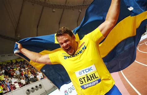 Han innehar verdensrekorden på 400 m hekk med 46,70, satt 1. Kiekonheiton ruotsalainen maailmanmestari lähetti ...