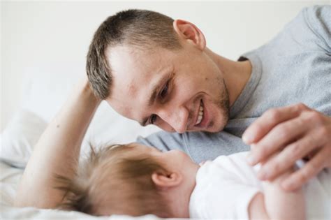 Bettdecken und kissen der eltern sollten außer. Vater mit baby im bett liegend | Kostenlose Foto